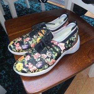 AK Sports Women’s flower Sneakers Size 9